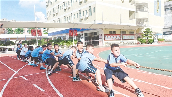 参赛队员们紧握长绳,齐心协力,鼓足劲拼命往后拉。 参赛队员们紧握长绳,齐心协力,鼓足劲拼命往后拉。