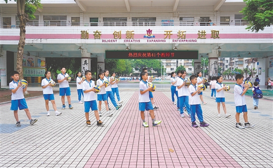 沙坪街道第四小学别出心裁地推出校园排球操。 沙坪街道第四小学别出心裁地推出校园排球操。