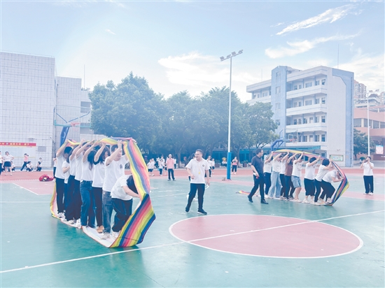 恩平市成德小学开展趣味横生的团建活动。 恩平市成德小学开展趣味横生的团建活动。