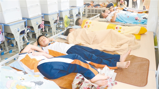 “平躺睡”有效改善学生们午睡质量。 “平躺睡”有效改善学生们午睡质量。