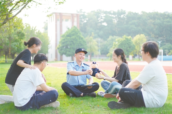 梁远明与少年们交流。