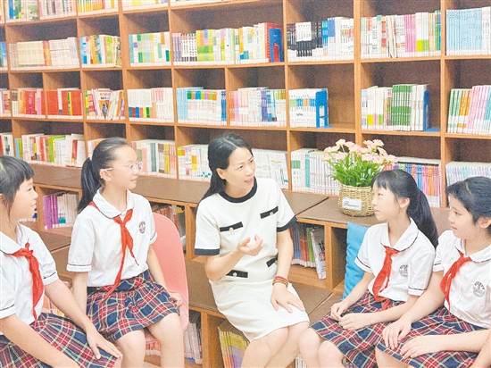 戚秀梅通过语言训练帮助学生。