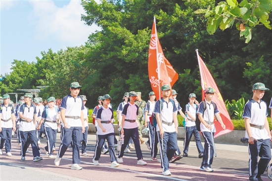 学生们在行走中理解“坚持”和“团结”的意义。 学生们在行走中理解“坚持”和“团结”的意义。