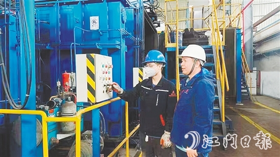 王颜臣（右）与同事操作仪器。