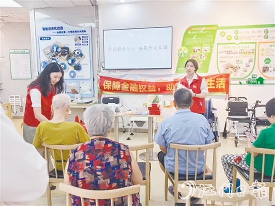 江门平安工作人员为老年人讲解诈骗套路。