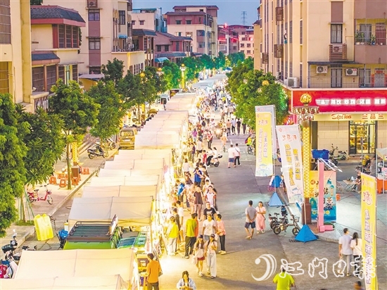 崖门圩镇主街区洋溢着东南亚风情,吸引大批市民游客前来。 崖门圩镇主街区洋溢着东南亚风情,吸引大批市民游客前来。