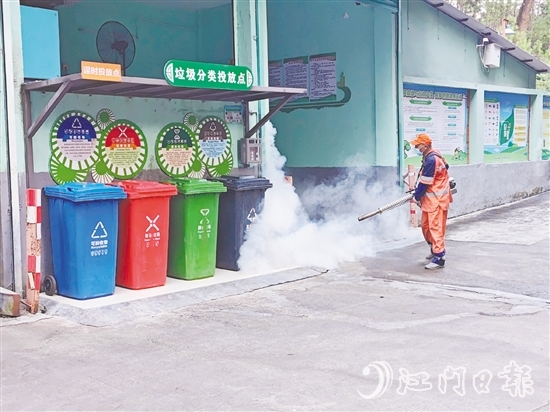 在北园新村垃圾收集点,环卫工人进行药物喷洒。 在北园新村垃圾收集点,环卫工人进行药物喷洒。