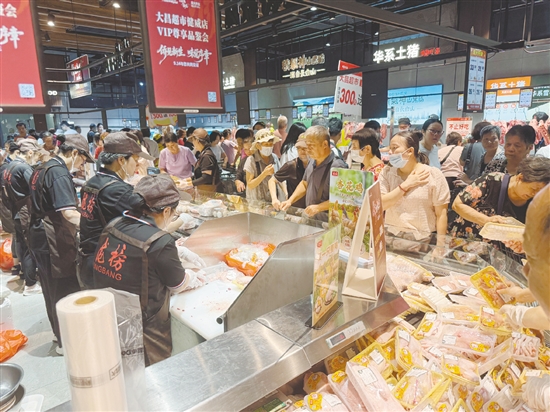 前来购物的顾客络绎不绝。