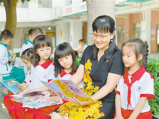 胡务娟认为学生才是课堂的主人,教师应做到心中有学生。 胡务娟认为学生才是课堂的主人,教师应做到心中有学生。