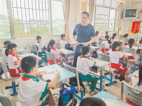 冯健成认为,教书育人从来不是一份简单的工作。 冯健成认为,教书育人从来不是一份简单的工作。