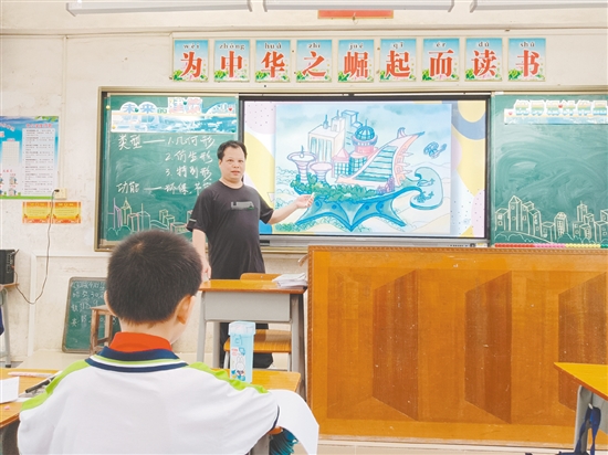 张朝峰坚信美术教育不仅是技能的传授,更是美的启蒙。 张朝峰坚信美术教育不仅是技能的传授,更是美的启蒙。