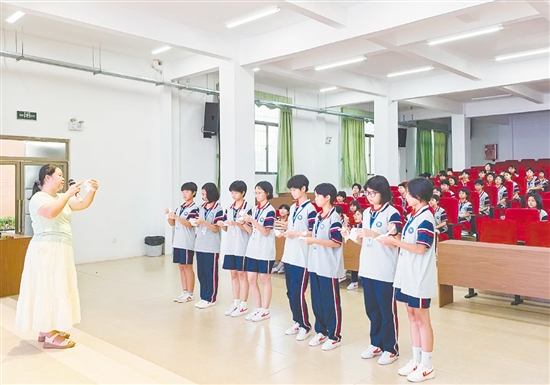 任远中学面向七年级女生开设卫生与健康教育课。