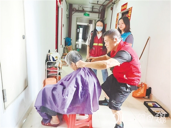 天福社区开展义剪活动,工作人员上门为行动不便老人理发。 天福社区开展义剪活动,工作人员上门为行动不便老人理发。