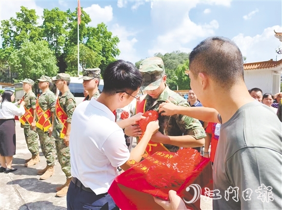 新兵欢送会现场。