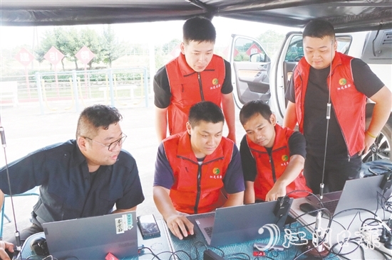 无人机团队开展遥感验标工作。 无人机团队开展遥感验标工作。