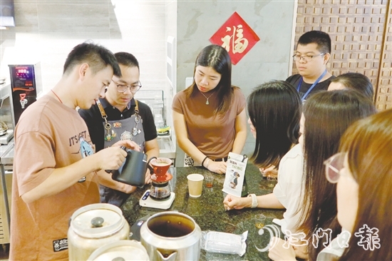 鹤山市通过一揽子就业创业服务,助力本地青年人才实现高质量就业。 鹤山市通过一揽子就业创业服务,助力本地青年人才实现高质量就业。