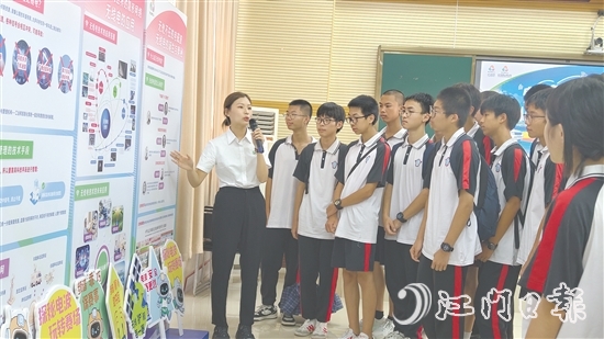 通过聆听讲解、动手体验,台山一中的同学们对无线电技术知识有了更好的理解。 通过聆听讲解、动手体验,台山一中的同学们对无线电技术知识有了更好的理解。