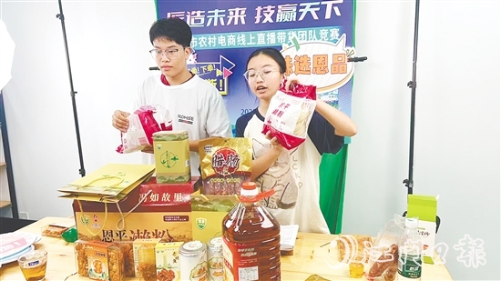 恩平利用直播带货方式助力“恩平优品”拓宽销售渠道。