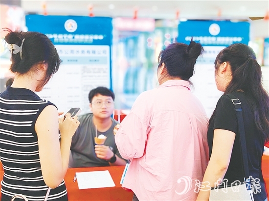 求职者在招聘会上了解岗位具体条件和要求。