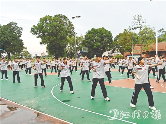恩平全市60余所中小学校同步开展军体拳训练,以铿锵动作展现青春力量。 恩平全市60余所中小学校同步开展军体拳训练,以铿锵动作展现青春力量。