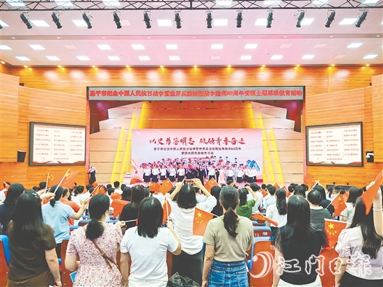 活动的最后，参加活动人员一起高唱《歌唱祖国》。