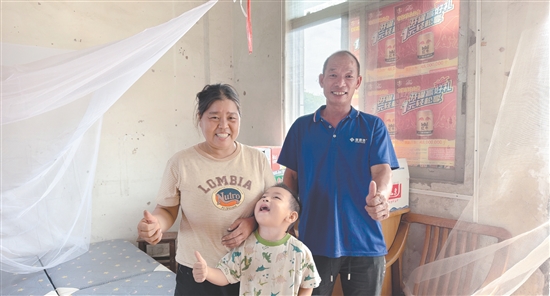 看到鹤山市雅瑶镇建良村安置点配备完善,韦小江一家脸上露出了笑容。 看到鹤山市雅瑶镇建良村安置点配备完善,韦小江一家脸上露出了笑容。