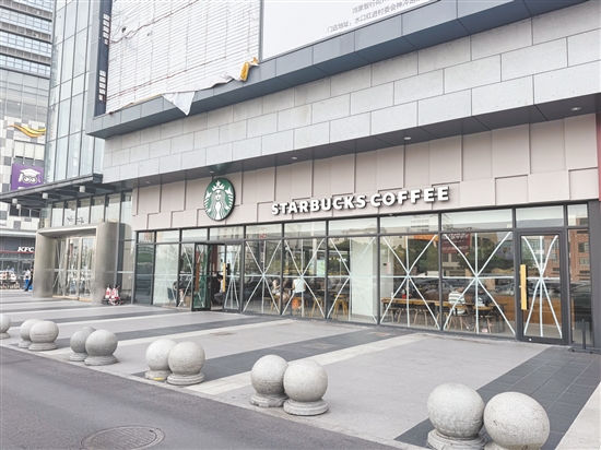 我市商户、市民用各种小技巧加固玻璃幕墙。图为开平东汇城部分商户贴“米”字胶带防风。 我市商户、市民用各种小技巧加固玻璃幕墙。图为开平东汇城部分商户贴“米”字胶带防风。