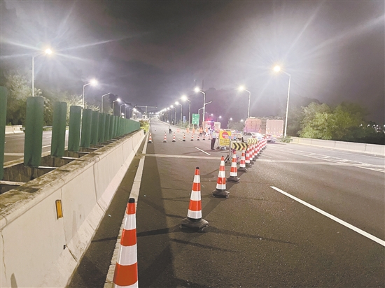 9月23日22时起,我市对外海大桥、潮连大桥、江顺大桥实施交通管制。图为江顺大桥封桥现场。 9月23日22时起,我市对外海大桥、潮连大桥、江顺大桥实施交通管制。图为江顺大桥封桥现场。