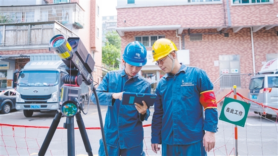 根据无人机实时传回的画面,运维人员调整激光炮参数。受访者供图 根据无人机实时传回的画面,运维人员调整激光炮参数。受访者供图