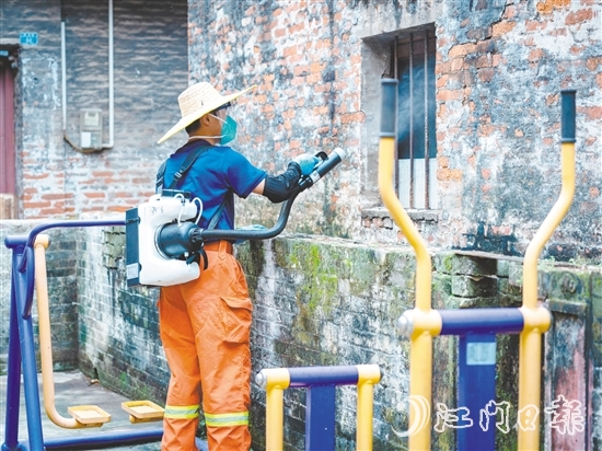 专业消杀员对公共区域进行消杀。