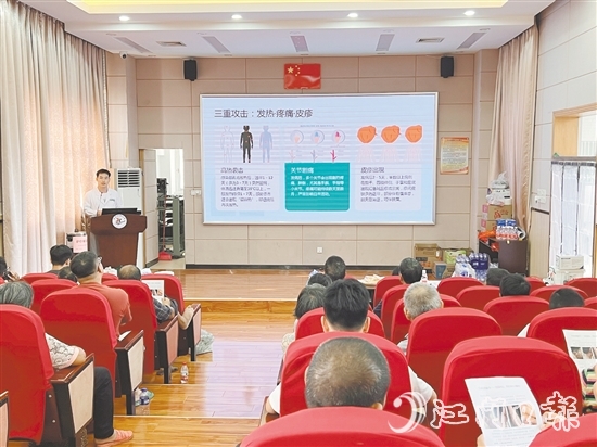礼乐中心小学应急避难场所组织医护人员讲解灭蚊知识。