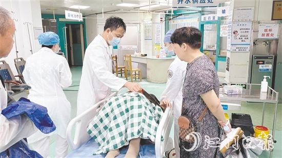 台风肆虐期间，医护人员救治急症患者。