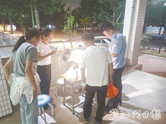 民警引导相关人员前往应急避难场所。