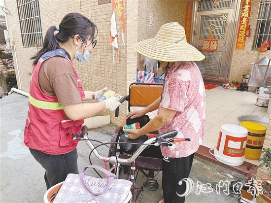 台风来临前，网格员上门宣传防蚊防台风知识，并派发灭蚊片、蚊香等。