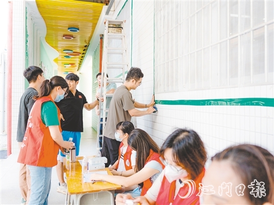 台风来袭，全区94个应急避难场所开放。图为党员志愿者在安装纱窗。