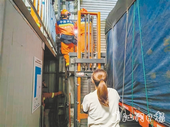 台风过境后，消防人员帮市民紧急维修变形卷帘门。