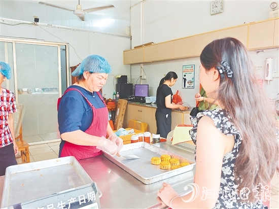 每天上午10时,洪祥饼家第一批陈皮豆沙月饼将近售罄。 每天上午10时,洪祥饼家第一批陈皮豆沙月饼将近售罄。