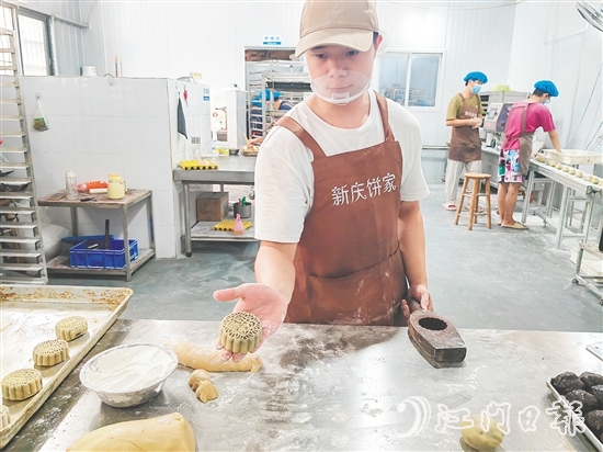 新庆饼家的“新掌舵人”赵健安从小就开始学习手作月饼技艺。 新庆饼家的“新掌舵人”赵健安从小就开始学习手作月饼技艺。