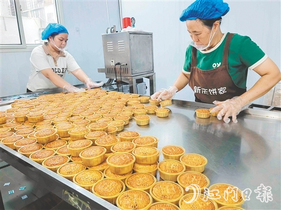 正值销售旺季,新庆饼家每天能卖出逾万个月饼。 正值销售旺季,新庆饼家每天能卖出逾万个月饼。