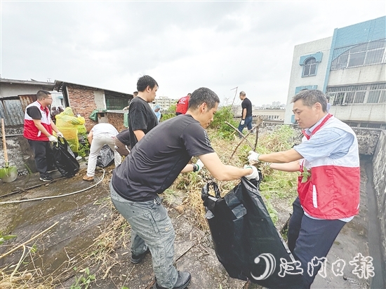 圭峰会城党群合力,清理冷巷天台杂物,消除安全隐患。 圭峰会城党群合力,清理冷巷天台杂物,消除安全隐患。