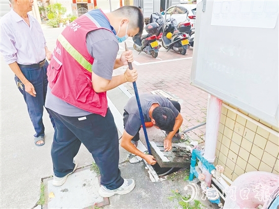 三江镇已完成1000多个驱蚊药包的制作与吊放,覆盖市场周边、背街小巷、居民小区等重点区域。 三江镇已完成1000多个驱蚊药包的制作与吊放,覆盖市场周边、背街小巷、居民小区等重点区域。