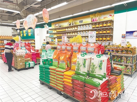 开平市积极做好生活物资保障工作，米、油、肉、菜等生活必需品供应充足、价格平稳。