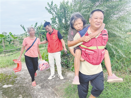 在各级党组织和党员努力下,纳入转移范围的群众全部转移到位。 在各级党组织和党员努力下,纳入转移范围的群众全部转移到位。