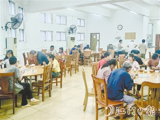 转移安置的建筑工人在白沙街道应急庇护中心有序就餐。 转移安置的建筑工人在白沙街道应急庇护中心有序就餐。