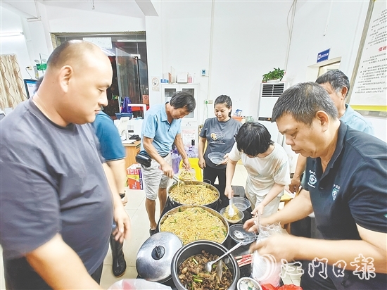 宅梧镇靖村村委会为转移群众准备暖心晚餐。