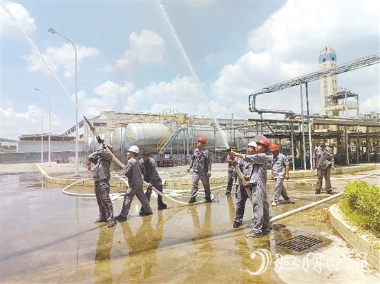 鹤山推动辖区危化企业建立科学规范的应急处置体系,有效筑牢企业安全防线。 鹤山推动辖区危化企业建立科学规范的应急处置体系,有效筑牢企业安全防线。