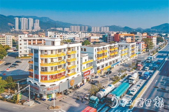 址山镇镇域风貌焕新颜，推进美丽示范主街和外立面提升。