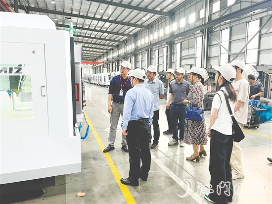 鹤山市科工商务局牵线广东台钲智能装备有限公司与五邑大学开展产学合作。