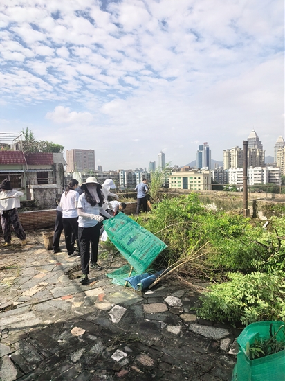 市直机关党员干部到居民楼天台等区域翻盆倒罐,清理杂草,消除积水,让蚊子无处藏身。余太平 市直机关党员干部到居民楼天台等区域翻盆倒罐,清理杂草,消除积水,让蚊子无处藏身。余太平