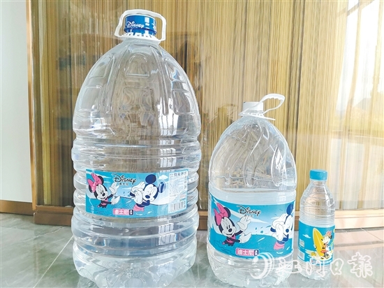 迪士尼向恩州山泉水授权旗下28个IP形象,用于产品包装和水厂空间设计。 迪士尼向恩州山泉水授权旗下28个IP形象,用于产品包装和水厂空间设计。